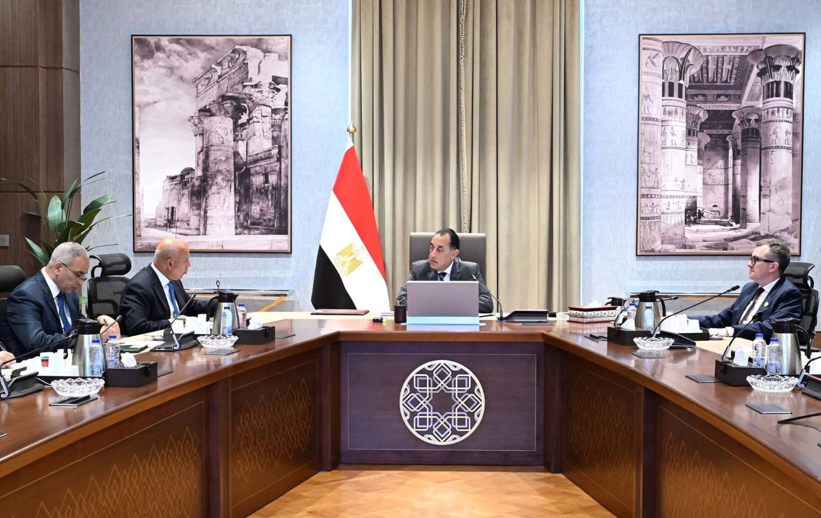 أخبار مصر - رئيس الوزراء يتابع الموقف التنفيذي لعدد من مشروعات قطاع الطرق ويوجه بتكثيف أعمال الصيانة