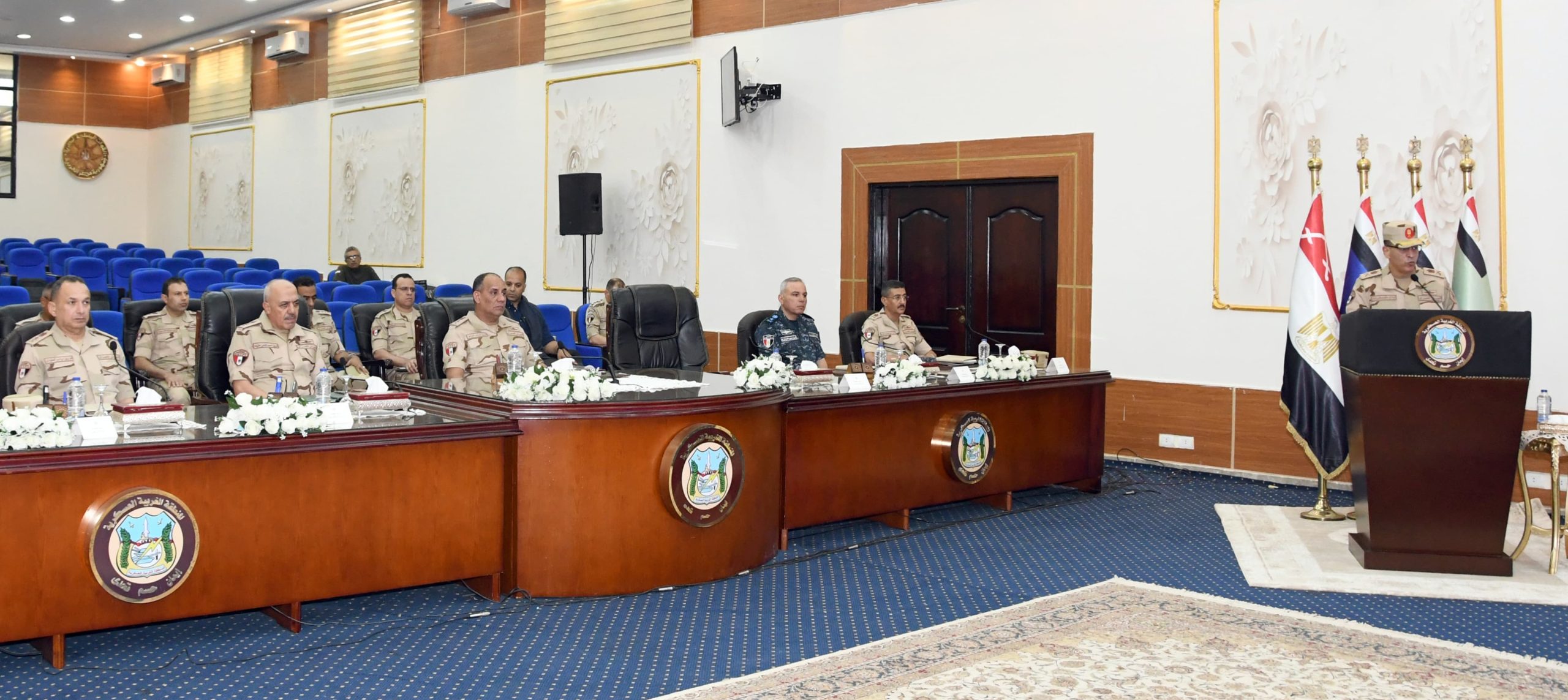 محطة مصر نيوز - وزير الدفاع والإنتاج الحربي يلتقي عدداً من مقاتلي المنطقة الغربية العسكرية