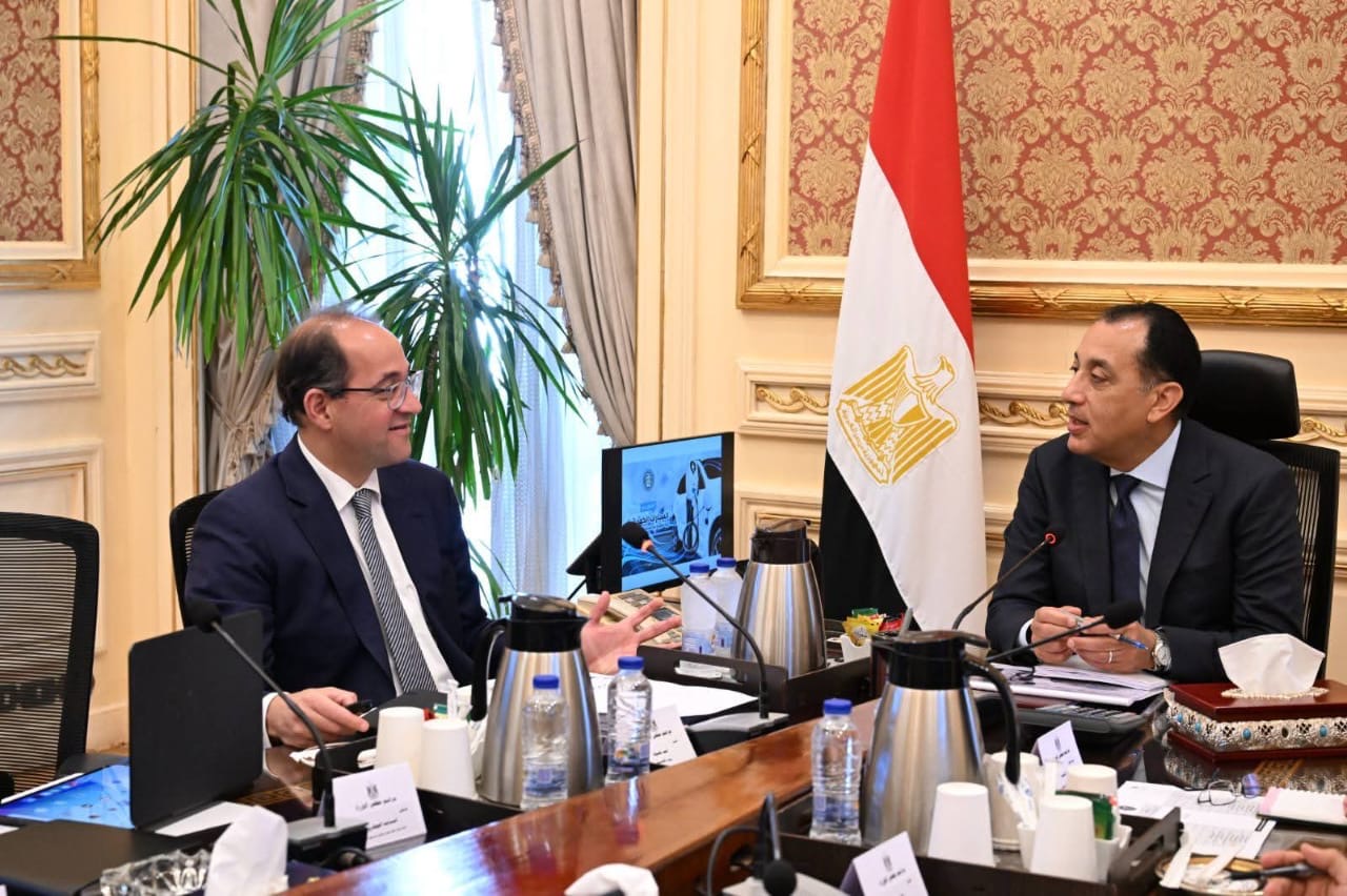 محطة مصر نيوز - الحكومة تبدأ التحول نحو السيارات الكهربائية وتوجيهات ببدء التعاقد على أول دفعة للمسؤولين