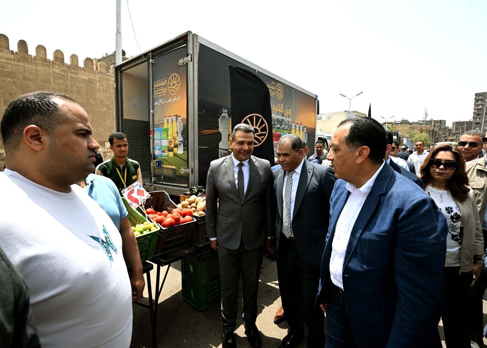 أخبار مصر والعالم لحظة بلحظة - في أثناء جولته بعدد من المناطق بمحافظة القاهرة: رئيس الوزراء يتفقد معرض «أهلًا بالعيد» بمنطقة الجمالية