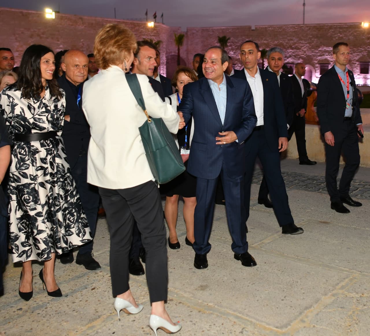 محطة مصر نيوز - الرئيس السيسي يصطحب الرئيس الفرنسي في جولة تفقدية بمدينة الإسكندرية