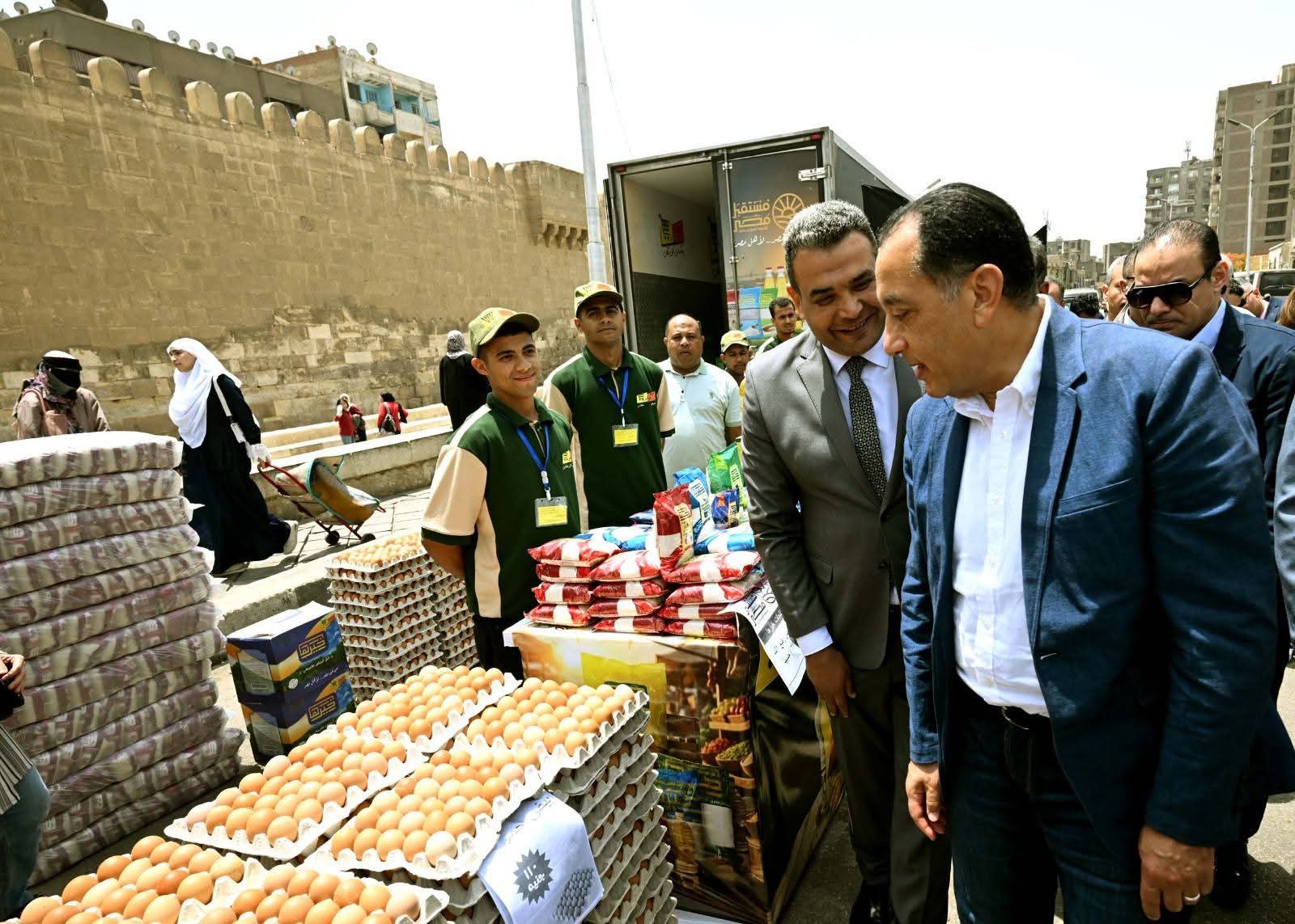 أخبار مصر والعالم لحظة بلحظة - في أثناء جولته بعدد من المناطق بمحافظة القاهرة: رئيس الوزراء يتفقد معرض «أهلًا بالعيد» بمنطقة الجمالية