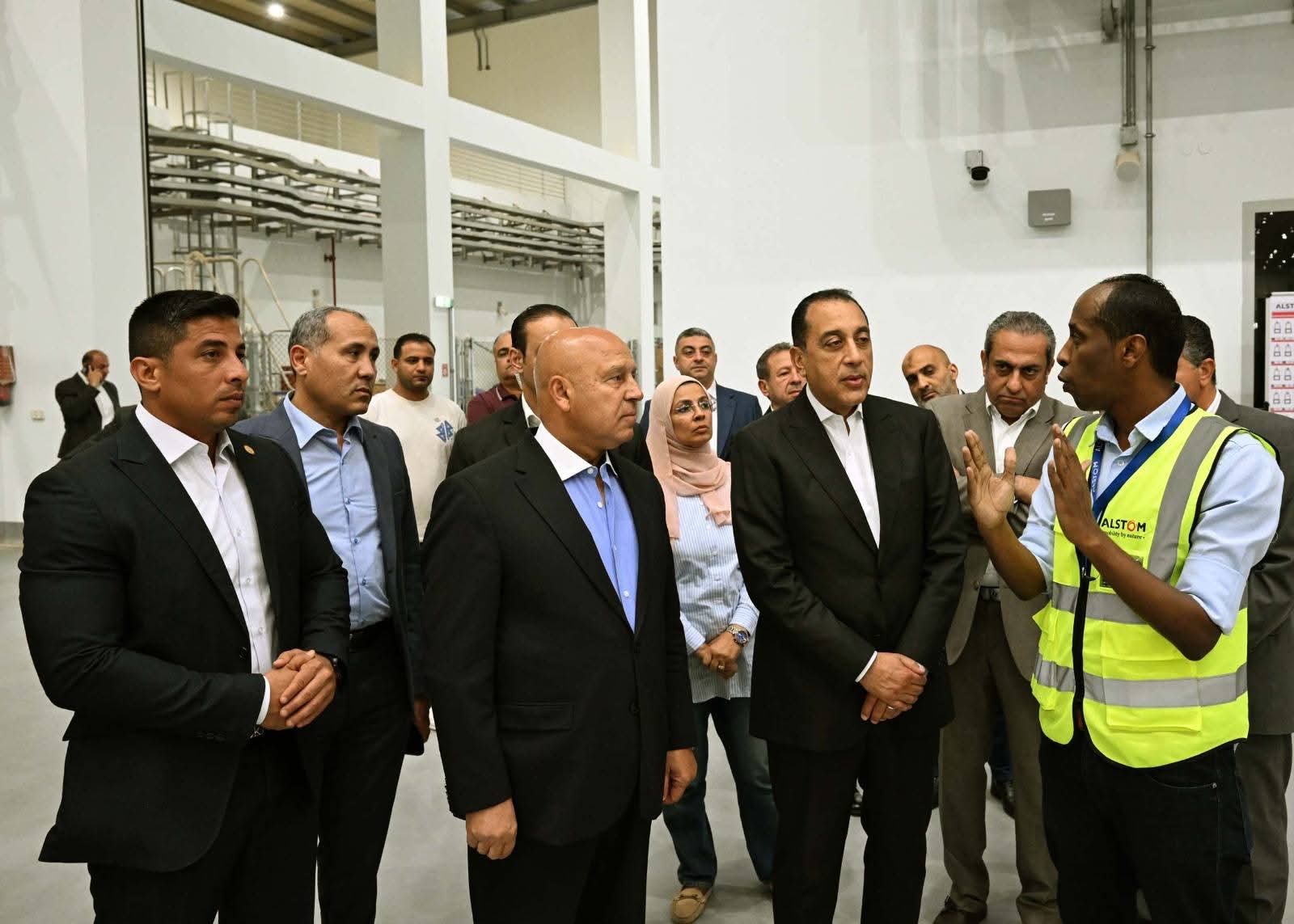 أخبار مصر والعالم لحظة بلحظة - مستقلاً أحد قطاراته.. رئيس الوزراء يتفقد المرحلتين الأولى والثانية من مشروع مونوريل شرق النيل