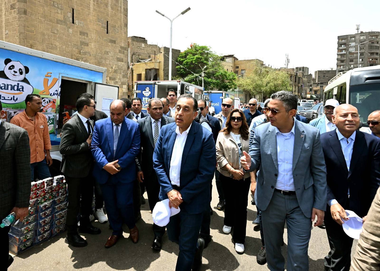 أخبار مصر والعالم لحظة بلحظة - في أثناء جولته بعدد من المناطق بمحافظة القاهرة: رئيس الوزراء يتفقد معرض «أهلًا بالعيد» بمنطقة الجمالية