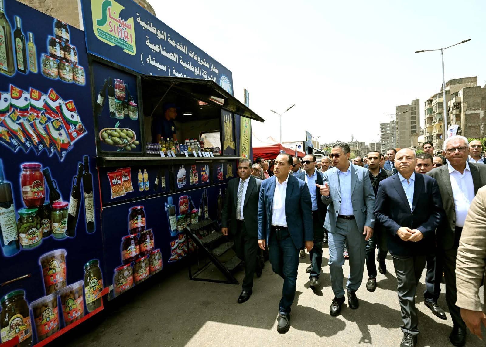 أخبار مصر والعالم لحظة بلحظة - في أثناء جولته بعدد من المناطق بمحافظة القاهرة: رئيس الوزراء يتفقد معرض «أهلًا بالعيد» بمنطقة الجمالية