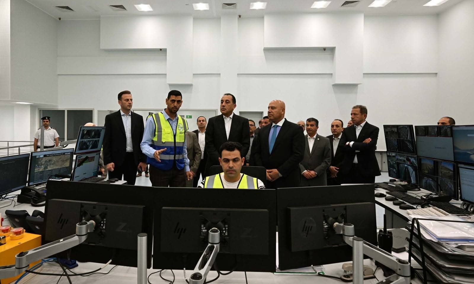 أخبار مصر والعالم لحظة بلحظة - مستقلاً أحد قطاراته.. رئيس الوزراء يتفقد المرحلتين الأولى والثانية من مشروع مونوريل شرق النيل