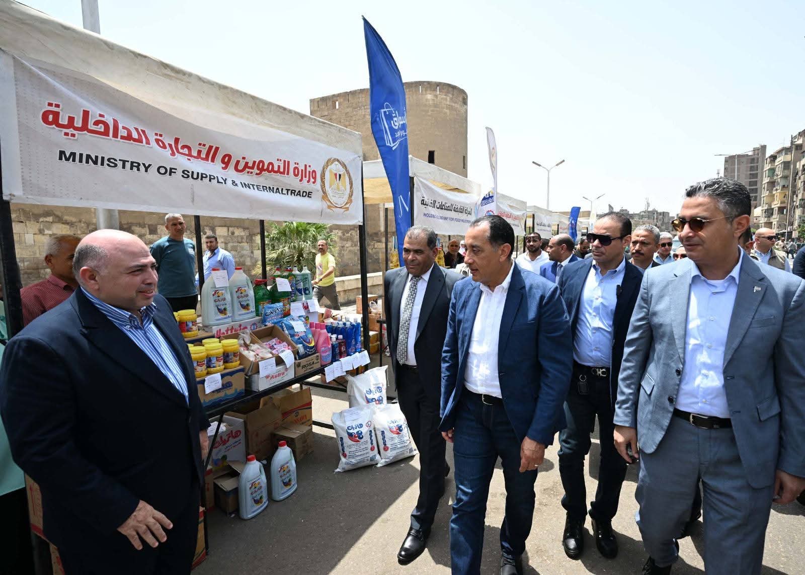 أخبار مصر والعالم لحظة بلحظة - في أثناء جولته بعدد من المناطق بمحافظة القاهرة: رئيس الوزراء يتفقد معرض «أهلًا بالعيد» بمنطقة الجمالية