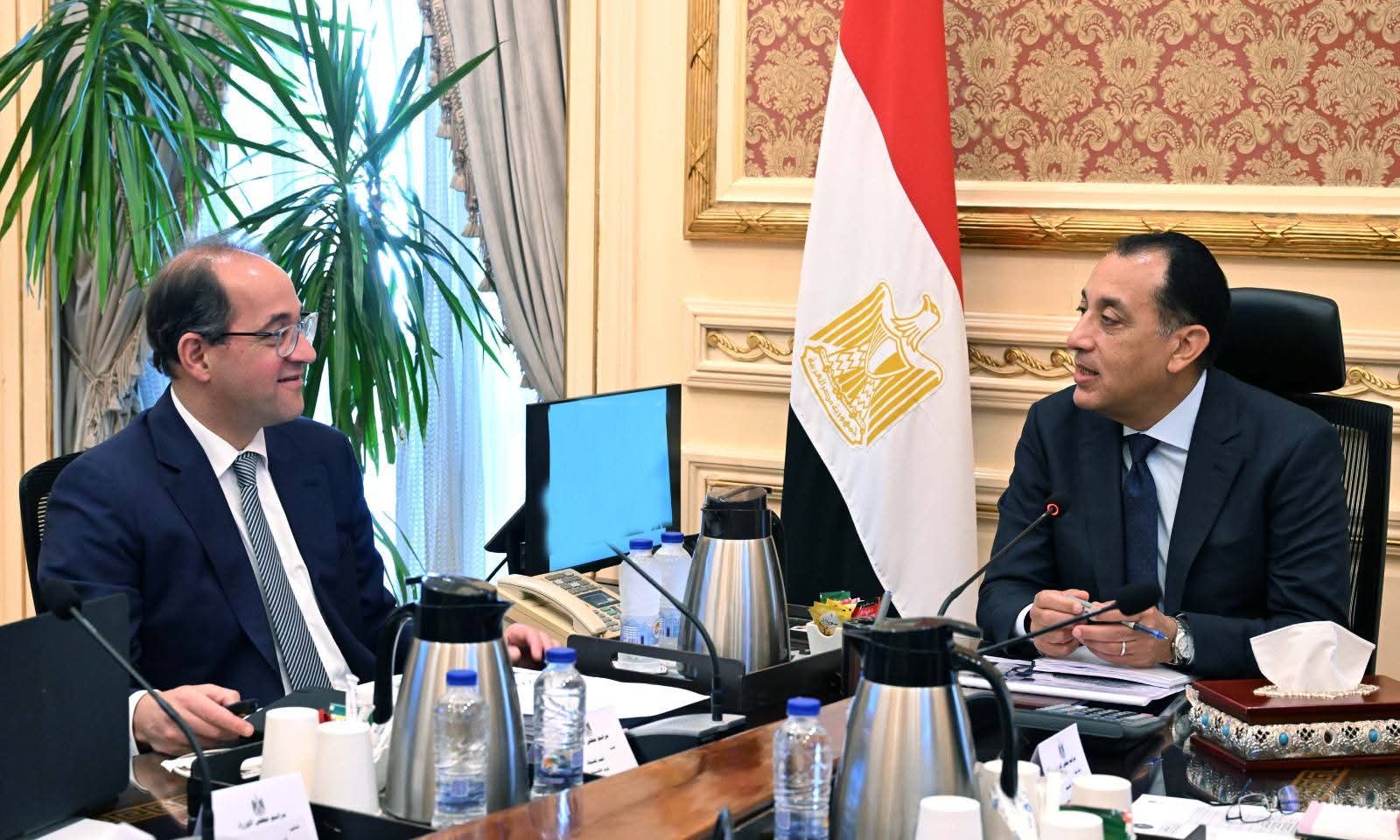 محطة مصر نيوز - الحكومة تبدأ التحول نحو السيارات الكهربائية وتوجيهات ببدء التعاقد على أول دفعة للمسؤولين