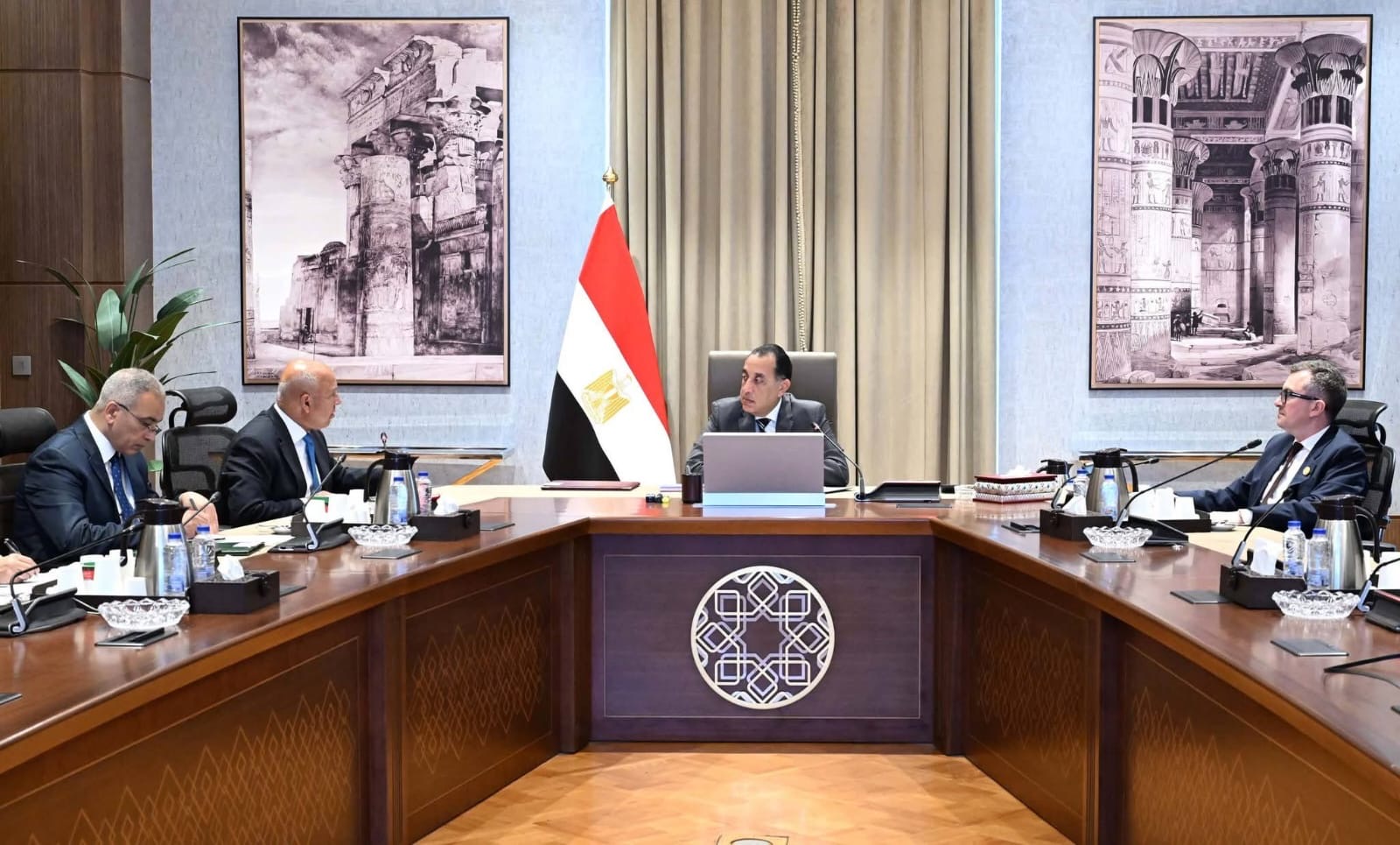 أخبار مصر - رئيس الوزراء يتابع الموقف التنفيذي لعدد من مشروعات قطاع الطرق ويوجه بتكثيف أعمال الصيانة
