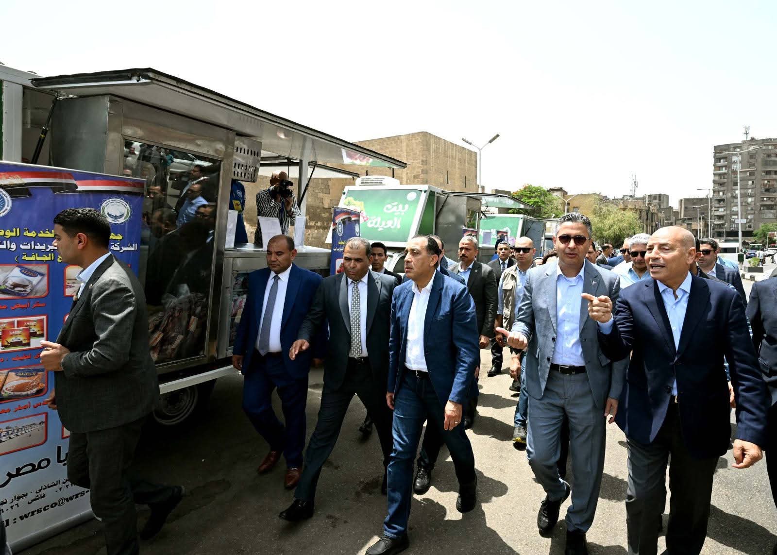 أخبار مصر والعالم لحظة بلحظة - في أثناء جولته بعدد من المناطق بمحافظة القاهرة: رئيس الوزراء يتفقد معرض «أهلًا بالعيد» بمنطقة الجمالية