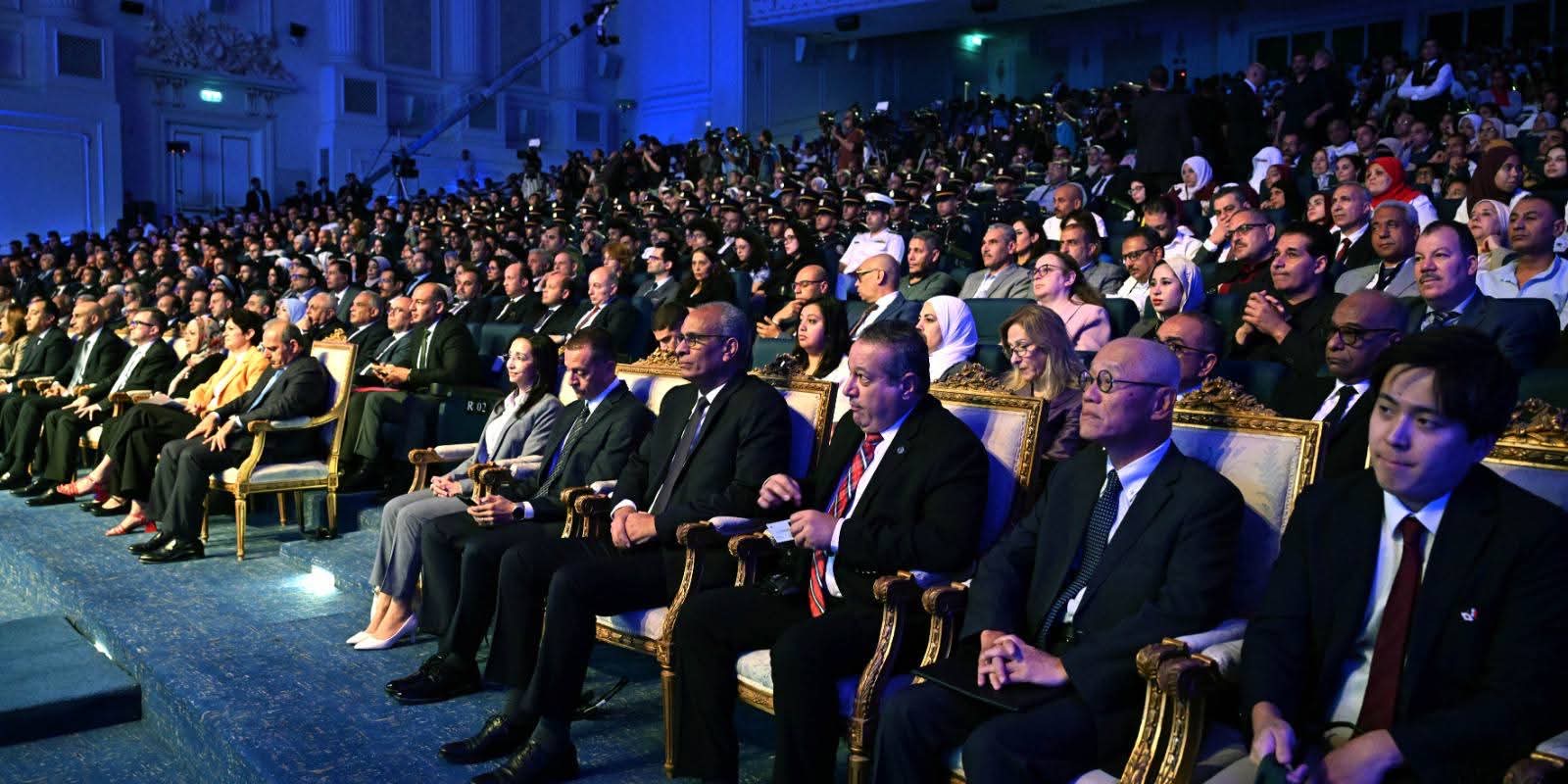 أخبار مصر والعالم لحظة بلحظة - مدبولي يشهد إطلاق "مبادرة المليون رخصة دولية" و"مرصد سوق العمل الدولي" لتأهيل الشباب لمتطلبات الاقتصاد الرقمي