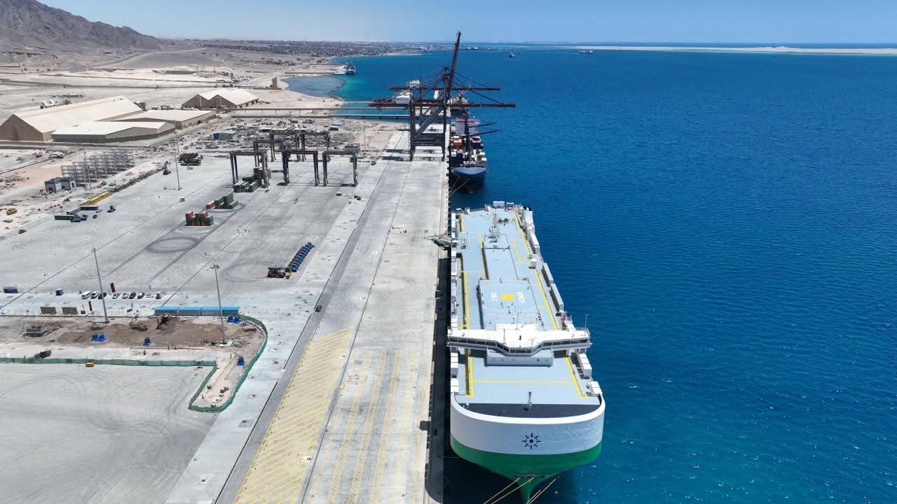 أخبار مصر والعالم لحظة بلحظة - وزير النقل يشهد التشغيل التجريبي التجاري لمحطة «سفاجا 2» ضمن خطة تحويل مصر لمركز إقليمي للنقل واللوجستيات