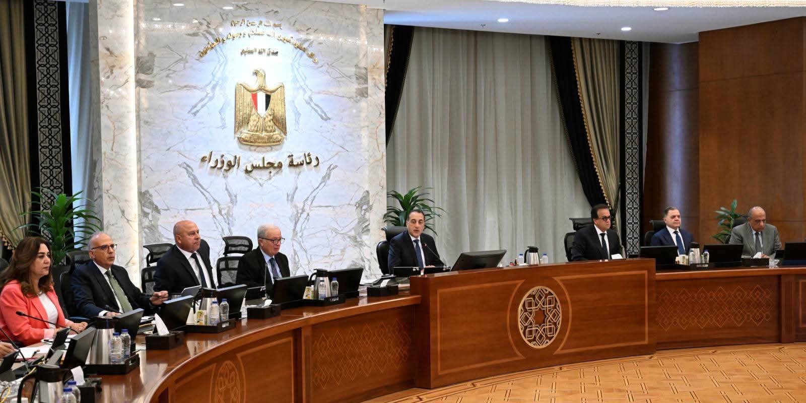 أخبار مصر والعالم لحظة بلحظة - مجلس الوزراء يوافق على ترقيات الموظفين ومد وقف ضريبة الأطيان واتفاقيات بترولية جديدة