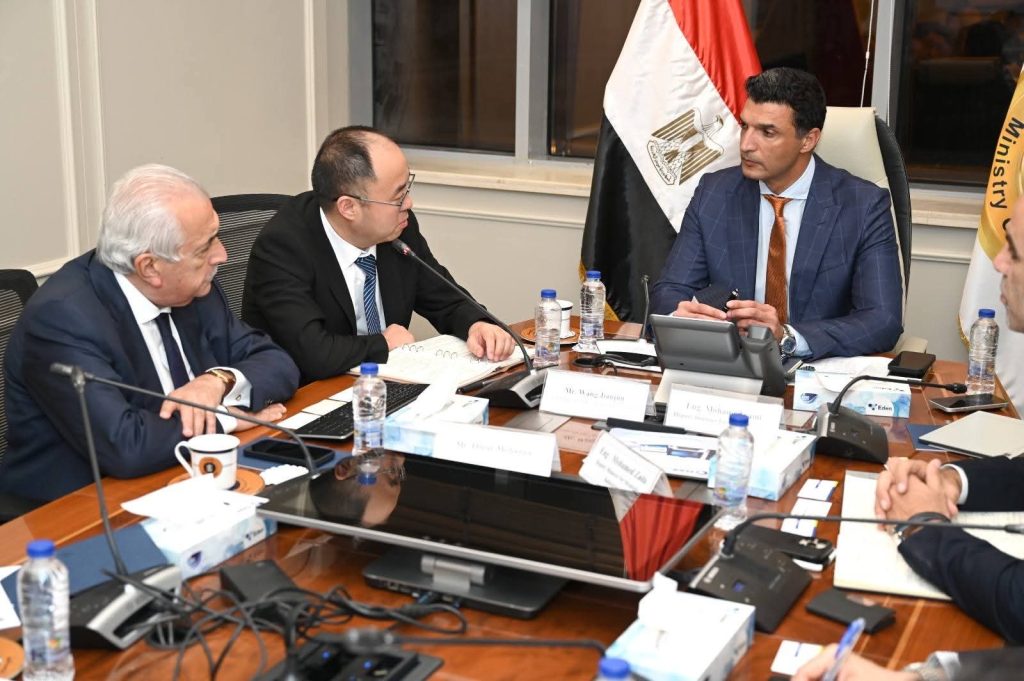 وزير الصناعة يبحث مع شركة صينية إنشاء مصنع إطارات جديد باستثمارات 550 مليون دولار في الإسكندرية أخبار مصر - وزير الصناعة يبحث مع شركة صينية إنشاء مصنع إطارات جديد باستثمارات 550 مليون دولار في الإسكندرية