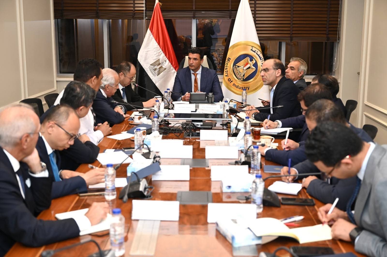 أخبار مصر - وزير الصناعة يبحث مع شركة صينية إنشاء مصنع إطارات جديد باستثمارات 550 مليون دولار في الإسكندرية
