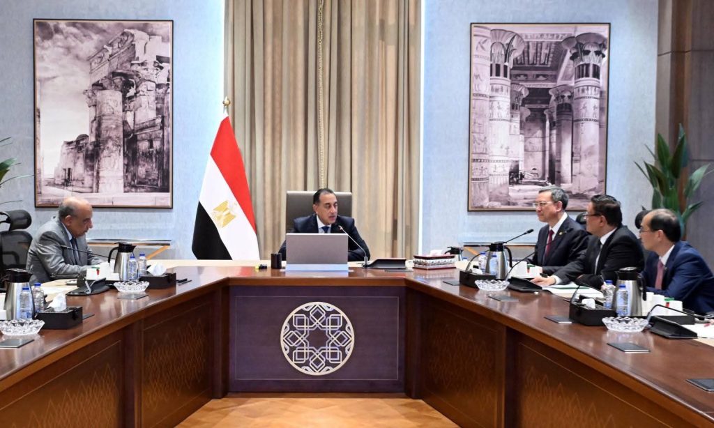 أخبار مصر والعالم لحظة بلحظة - رئيس الوزراء يبحث مع شركة الصين لهندسة الطاقة التعاون في الكهرباء والطاقة المتجددة وتحلية المياه