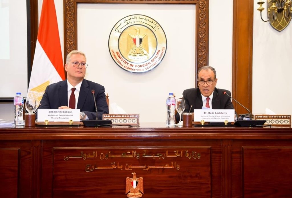 وزيرا الخارجية والبترول يعقدان جلسة مع ممثلي السفارات الأجنبية حول قطاعي الطاقة والثروة المعدنية أخبار مصر - وزيرا الخارجية والبترول يعقدان جلسة مع ممثلي السفارات الأجنبية حول قطاعي الطاقة والثروة المعدنية