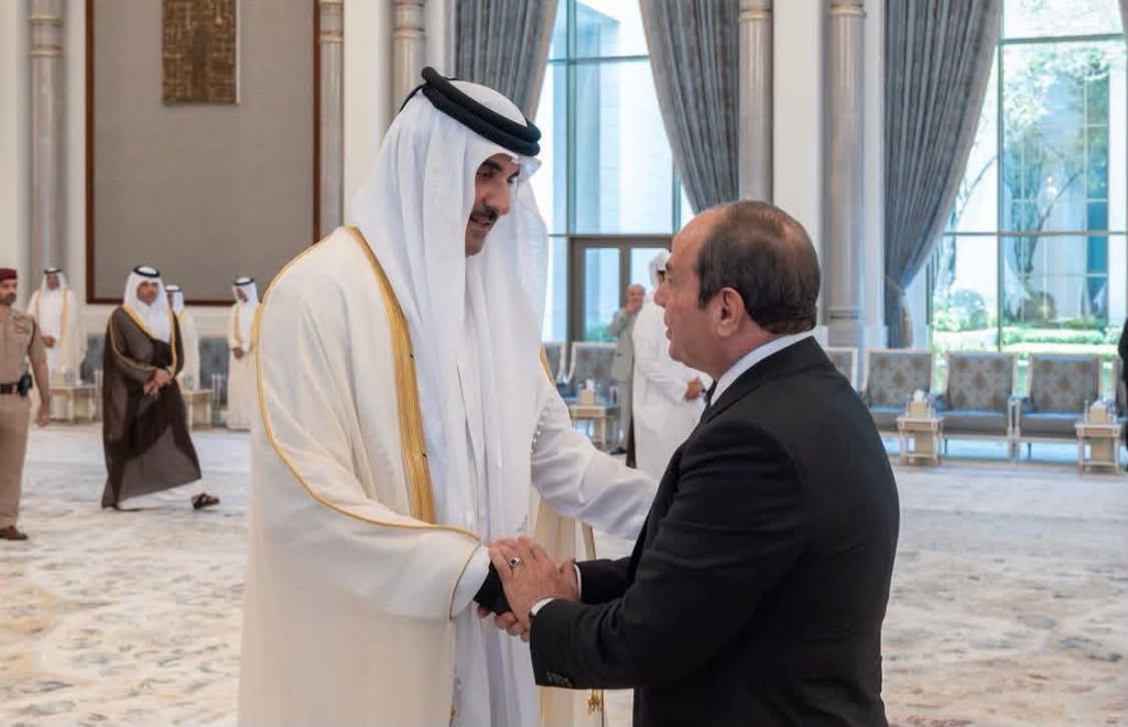أخبار مصر - الرئيس السيسي يقدم واجب العزاء في صاحب السمو الأمير الشيخ حمد بن خليفة آل ثاني