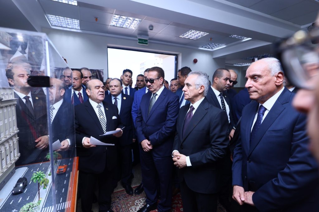 وزير العدل يفتتح محكمة بورفؤاد الجزئية بمحافظة بورسعيد.. ويُكرم نخبةً من القضاة وأعضاء النيابة العامة المتميزين أخبار مصر - وزير العدل يفتتح محكمة بورفؤاد الجزئية بمحافظة بورسعيد.. ويُكرم نخبةً من القضاة وأعضاء النيابة العامة المتميزين