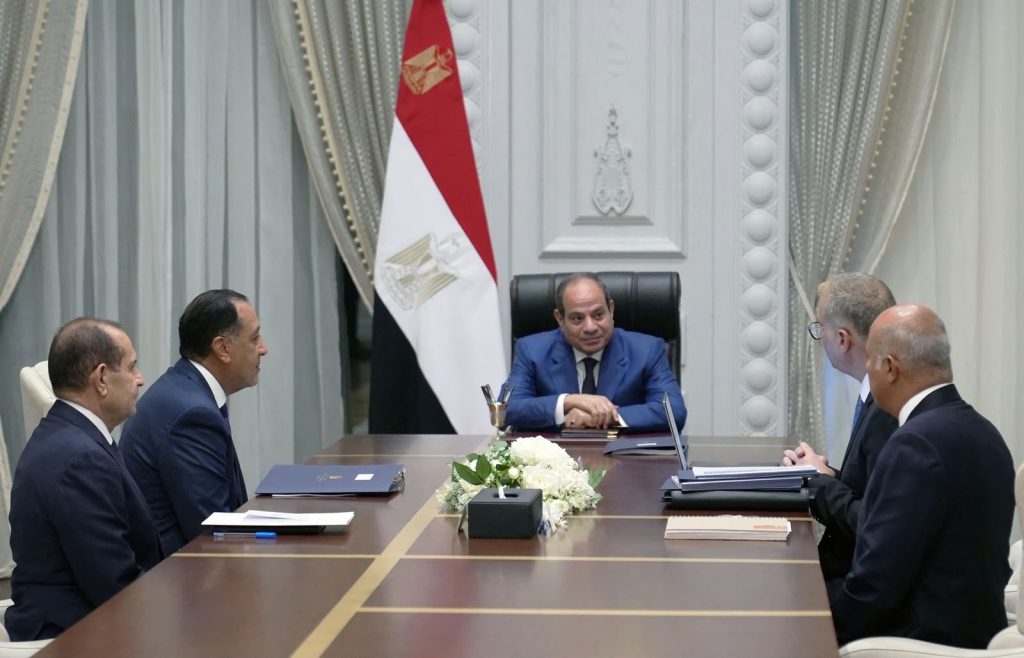 أخبار مصر - الرئيس يتابع مع وزير البترول الموقف التنفيذي لإنتاج الزيت الخام والغاز الطبيعي
