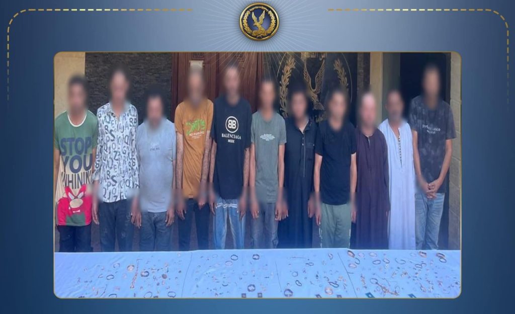 أخبار مصر - 11 متهما ينتحلون صفة رجال شرطة لسرقة تاجر مشغولات ذهبية بالقاهرة