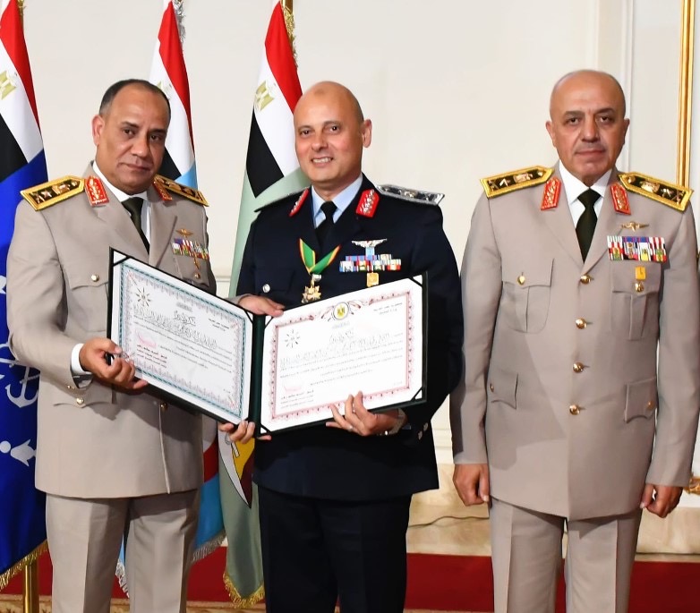 أخبار مصر - فى تقليد راسخ يعكس قيم الوفاء والتقدير.. القائد العام للقوات المسلحة وزير الدفاع والإنتاج الحربى يكرم عدداً من القادة الذين أوفوا العطاء بالقوات المسلحة
