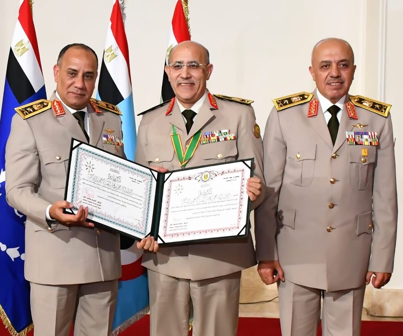 أخبار مصر - فى تقليد راسخ يعكس قيم الوفاء والتقدير.. القائد العام للقوات المسلحة وزير الدفاع والإنتاج الحربى يكرم عدداً من القادة الذين أوفوا العطاء بالقوات المسلحة