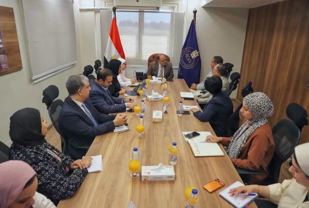 أخبار مصر - رئيس هيئة الدواء المصرية يبحث مع «مينا فارم» توطين صناعة اللقاحات وتعزيز التصنيع المحلي
