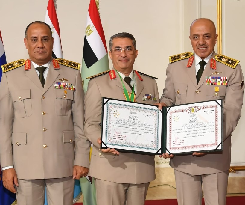 أخبار مصر - فى تقليد راسخ يعكس قيم الوفاء والتقدير.. القائد العام للقوات المسلحة وزير الدفاع والإنتاج الحربى يكرم عدداً من القادة الذين أوفوا العطاء بالقوات المسلحة