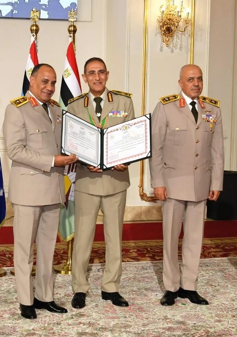 أخبار مصر - فى تقليد راسخ يعكس قيم الوفاء والتقدير.. القائد العام للقوات المسلحة وزير الدفاع والإنتاج الحربى يكرم عدداً من القادة الذين أوفوا العطاء بالقوات المسلحة