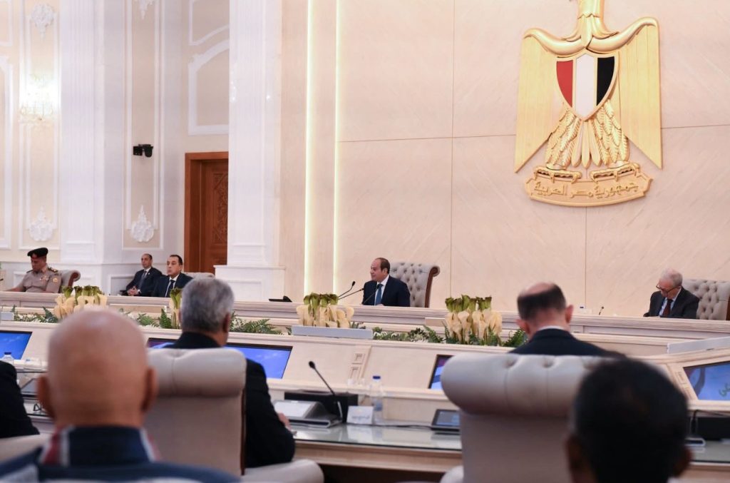 خلال اجتماعه بـ مجلسي الوزراء والمحافظين.. الرئيس السيسي يؤكد أهمية العمل المؤسسي لحماية الدولة أخبار مصر - خلال اجتماعه بـ مجلسي الوزراء والمحافظين.. الرئيس السيسي يؤكد أهمية العمل المؤسسي لحماية الدولة