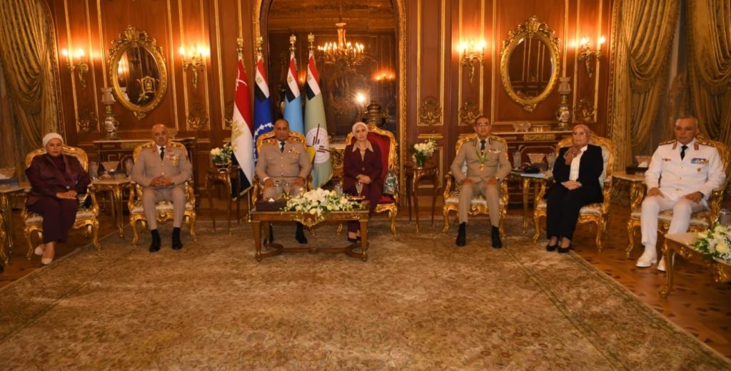 فى تقليد راسخ يعكس قيم الوفاء والتقدير.. القائد العام للقوات المسلحة وزير الدفاع والإنتاج الحربى يكرم عدداً من القادة الذين أوفوا العطاء بالقوات المسلحة أخبار مصر - فى تقليد راسخ يعكس قيم الوفاء والتقدير.. القائد العام للقوات المسلحة وزير الدفاع والإنتاج الحربى يكرم عدداً من القادة الذين أوفوا العطاء بالقوات المسلحة