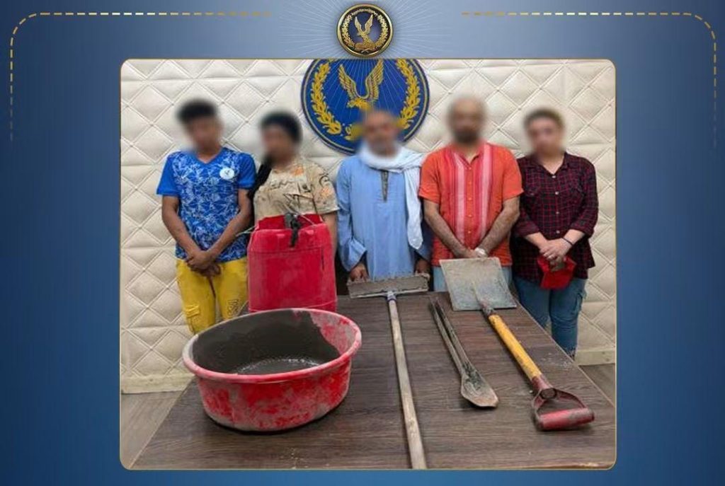 حفرة بعمق 4 أمتار تكشف مفاجأة.. ضبط 5 أشخاص أثناء التنقيب عن الآثار داخل عقار بالسيدة زينب أخبار مصر - حفرة بعمق 4 أمتار تكشف مفاجأة.. ضبط 5 أشخاص أثناء التنقيب عن الآثار داخل عقار بالسيدة زينب