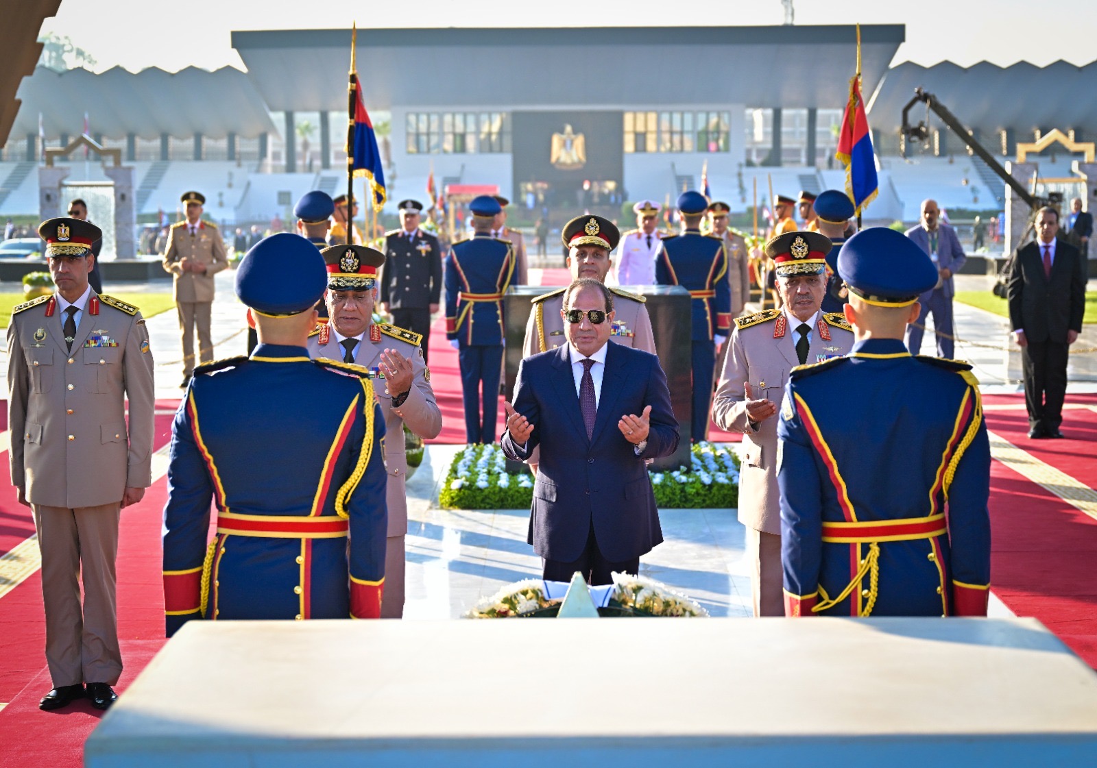 أخبار مصر - الرئيس يضع إكليل من الزهور على النصب التذكاري لشهداء القوات المسلحة وقبر الرئيسين الراحلين السادات و عبد الناصر