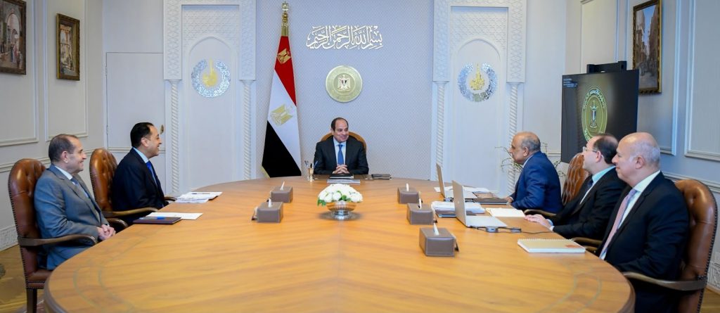 أخبار مصر - الرئيس السيسي يجتمع مع رئيس الوزراء ووزير الكهرباء والمالية