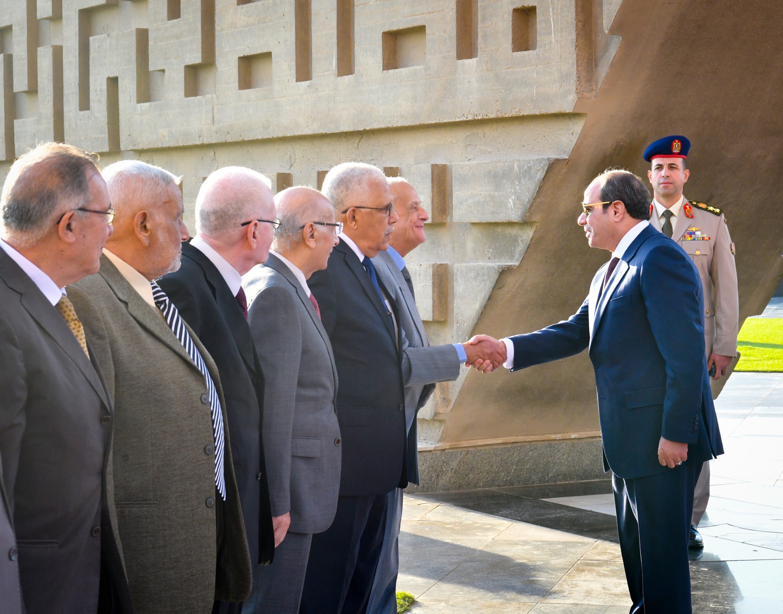 أخبار مصر - الرئيس يضع إكليل من الزهور على النصب التذكاري لشهداء القوات المسلحة وقبر الرئيسين الراحلين السادات و عبد الناصر