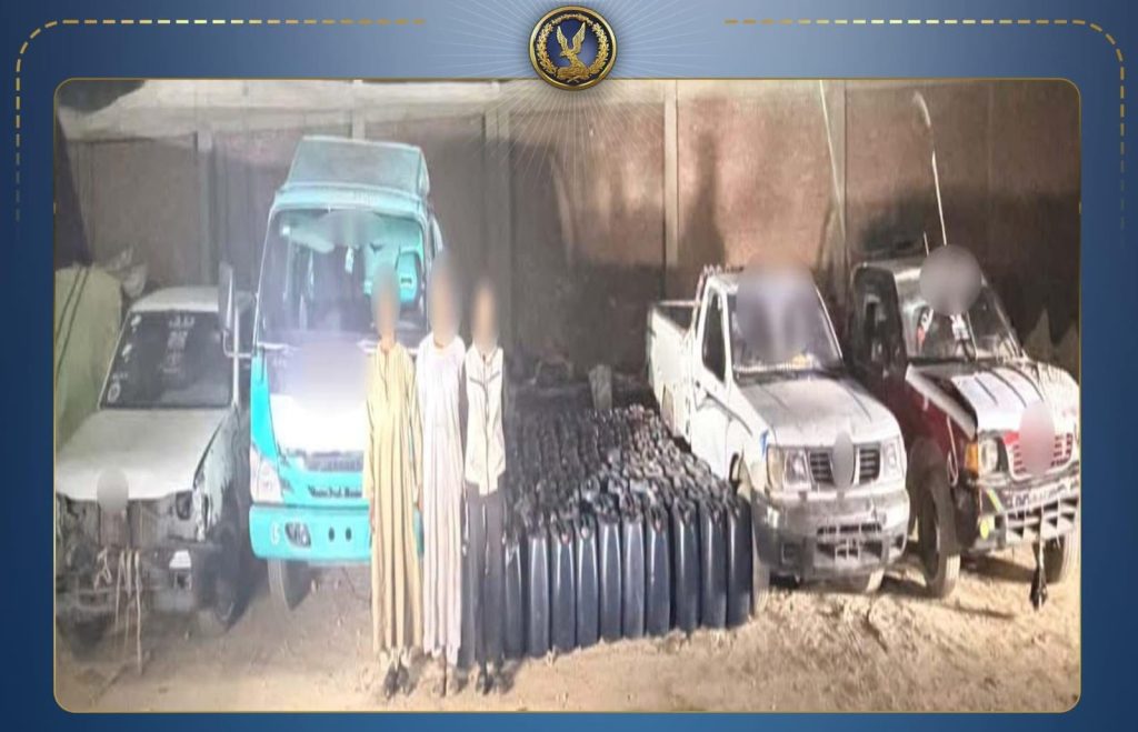 ضربة لمافيا السوق السوداء.. ضبط 13 ألف لتر سولار و4 سيارات ربع نقل داخل مخزن بأسوان أخبار مصر - ضربة لمافيا السوق السوداء.. ضبط 13 ألف لتر سولار و4 سيارات ربع نقل داخل مخزن بأسوان