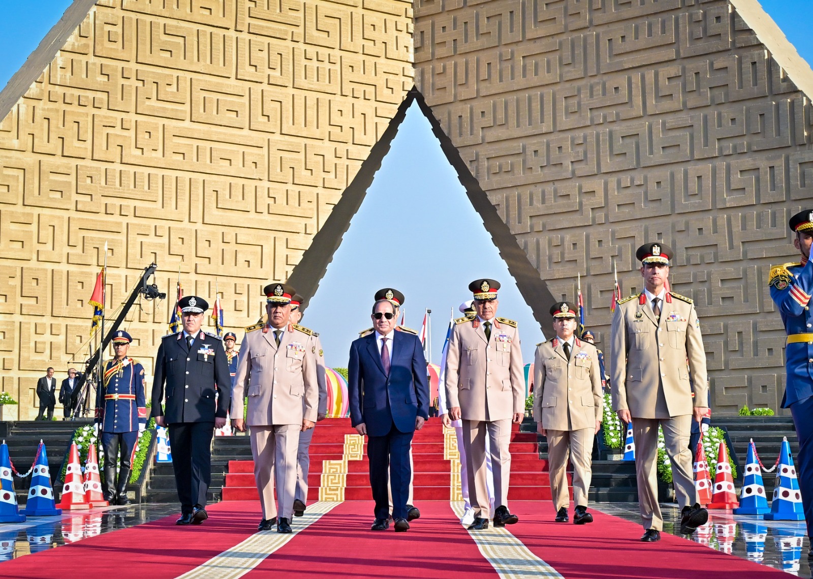 أخبار مصر - الرئيس يضع إكليل من الزهور على النصب التذكاري لشهداء القوات المسلحة وقبر الرئيسين الراحلين السادات و عبد الناصر