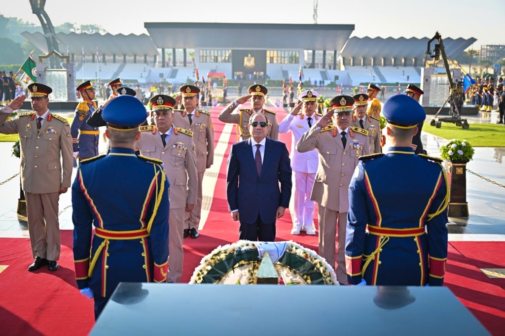أخبار مصر - الرئيس يضع إكليل من الزهور على النصب التذكاري لشهداء القوات المسلحة وقبر الرئيسين الراحلين السادات و عبد الناصر