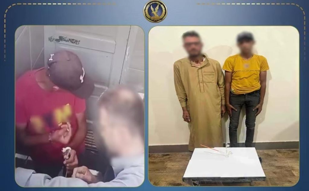 فيديو داخل دورة مياه موقف سيارات يكشف متعاطيين.. ضبط شخصين بالدقهلية أخبار مصر - فيديو داخل دورة مياه موقف سيارات يكشف متعاطيين.. ضبط شخصين بالدقهلية